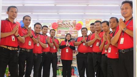 Pimpinan Alfamart Jadi Kasir di Hari Pelanggan Nasional