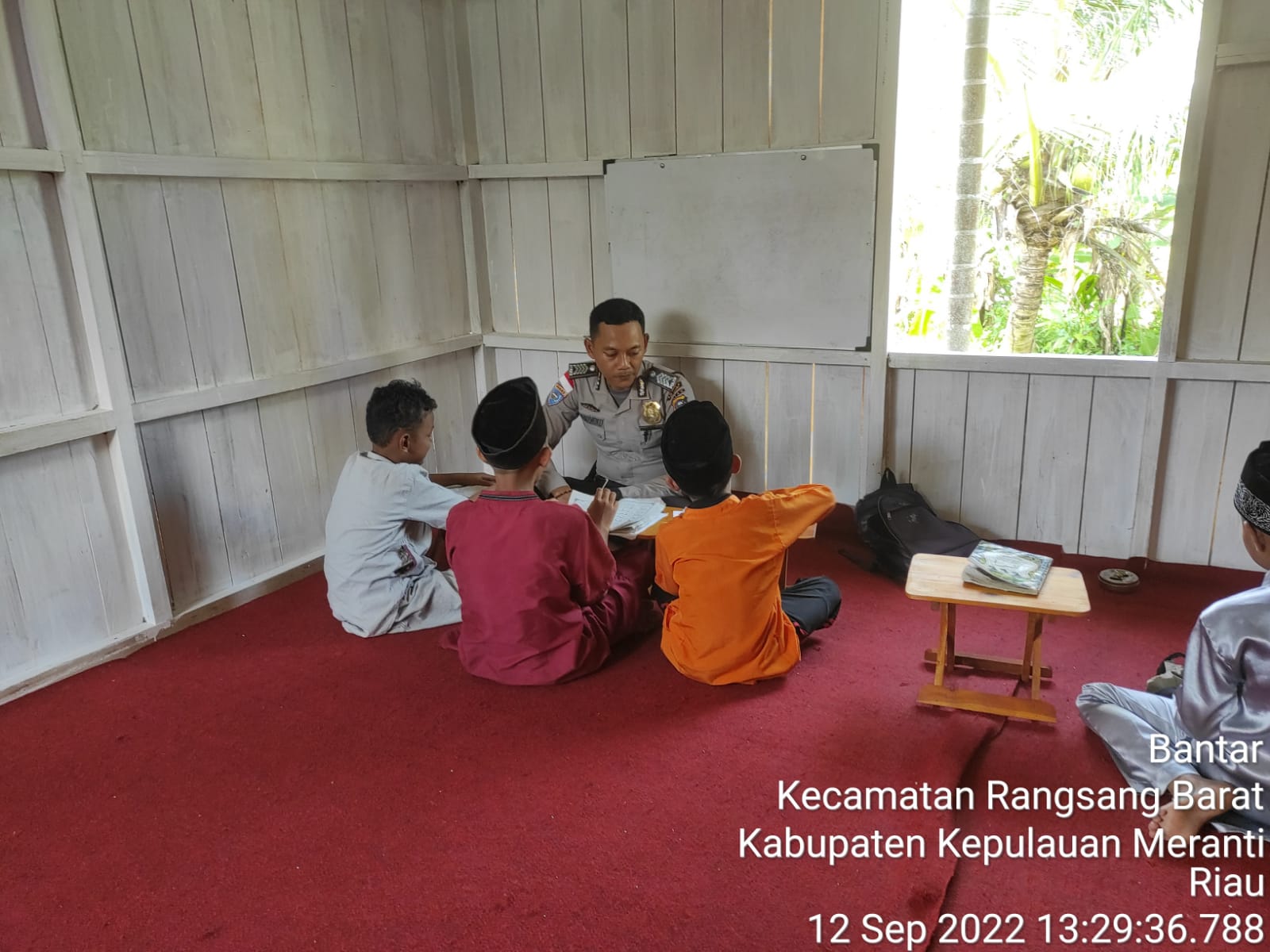 Personel Polsek Rangsang Barat Ikut Ajarkan Anak-anak Mengaji Alquran