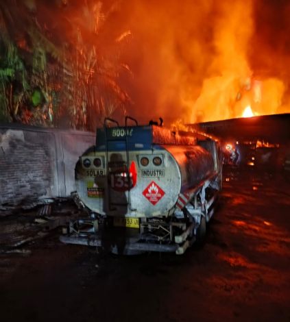 Gudang Diduga Berisi Solar di Palas Terbakar, Ada Mobil Tangki Isi 10.000 Liter