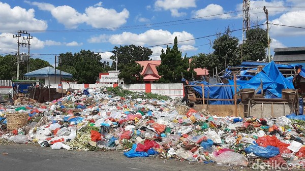 Warga Keluhkan Sampah Berserakan di Jalanan Pekanbaru