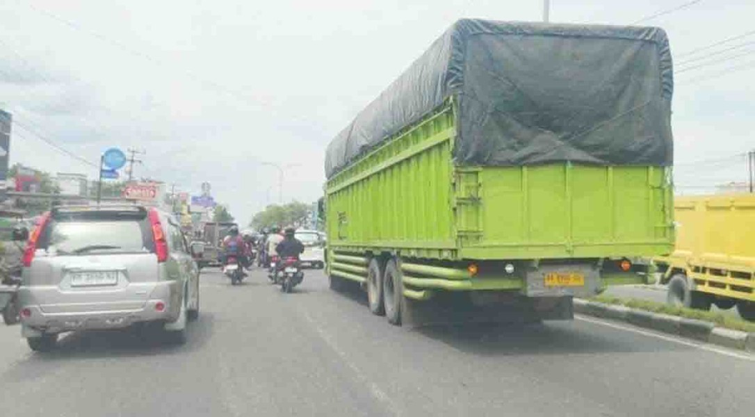 Truk Berat Langgar Aturan Jam Operasional, DPRD Pekanbaru Minta Penertiban Nyata