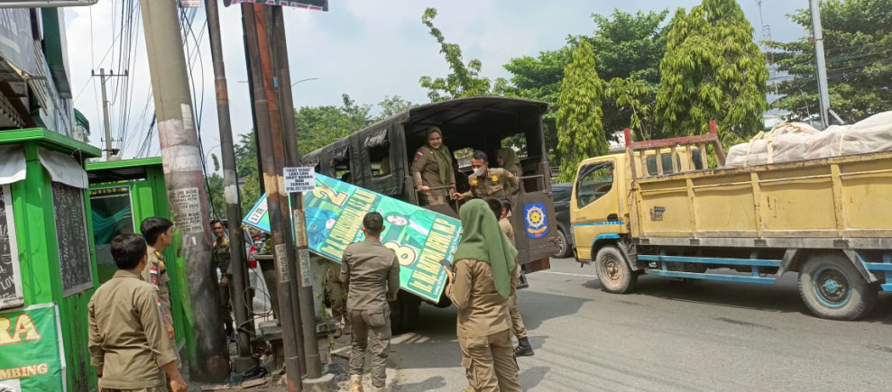 Baliho Caleg di Pekanbaru Dicopot Satpol PP