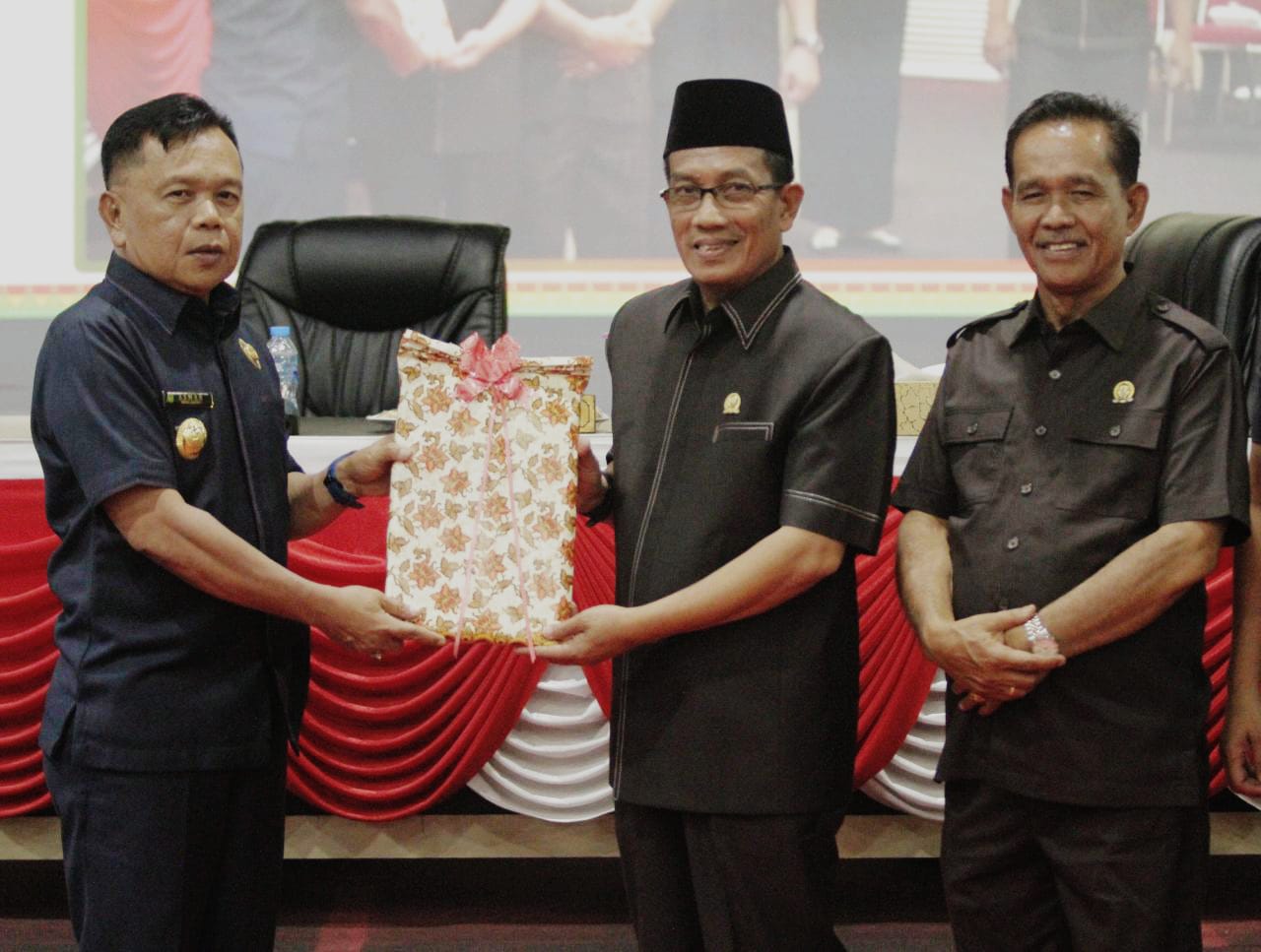 Hadiri Rapat Paripurna DPRD  : Wabup H.Asamar Membahas Penyampaian Pengajuan dua Ranperda Usulan Pem