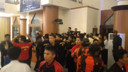 Mahasiswa Bubarkan Paksa Acara MLM di Kampus UIN Suska Riau