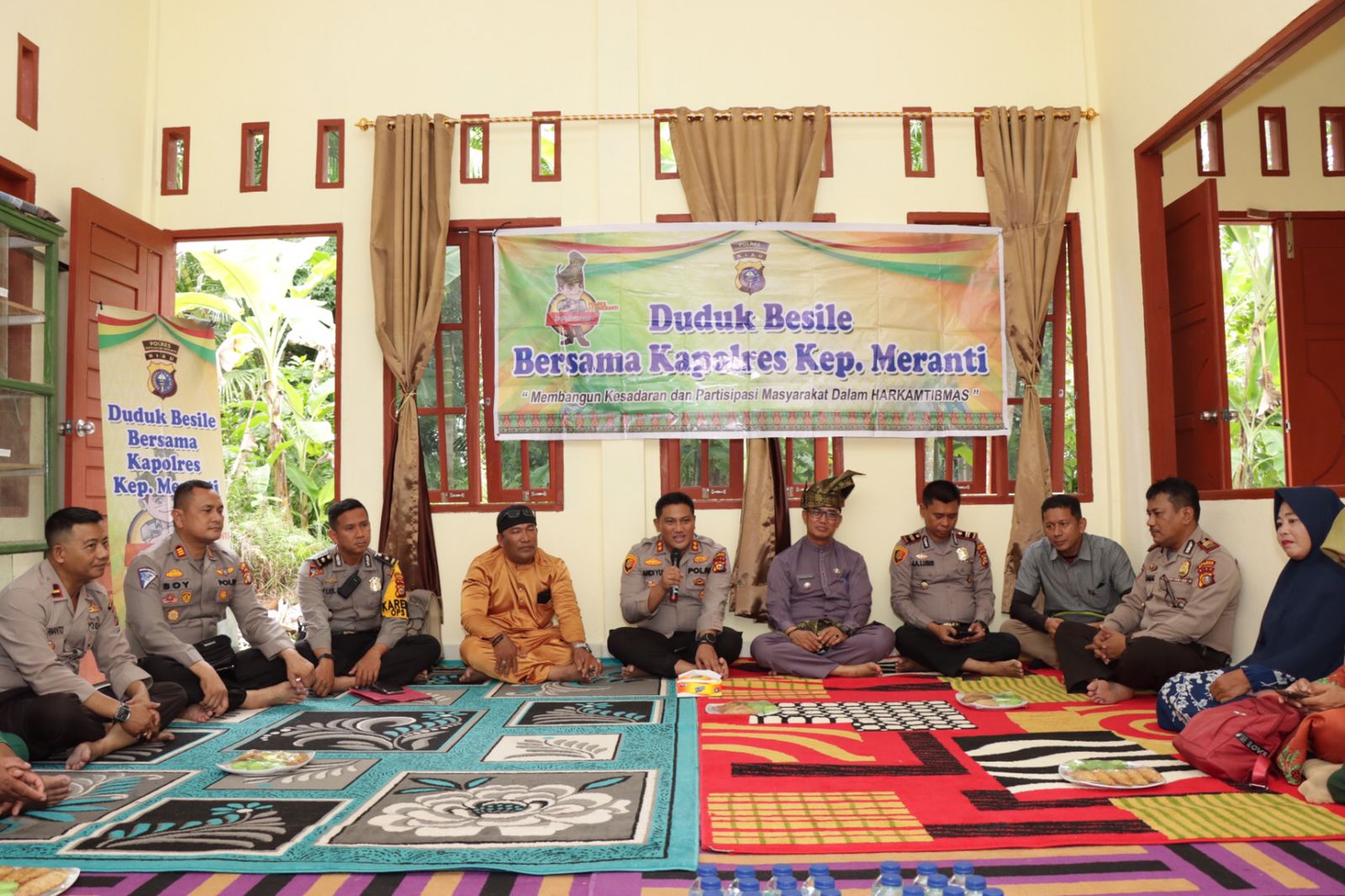 Silaturahmi Duduk Besile di Desa Kuala Merbau, Kapolres Meranti Ajak Masyarakat Bersinergi.