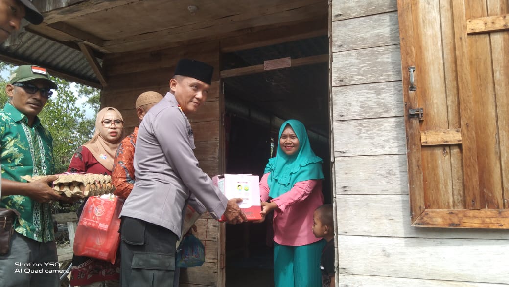 Rafasa dan Viola dapat Bantuan Asupan Gizi dari Polsek Merbau