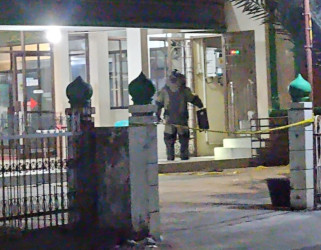 Tim Penjinak Bom Periksa Dua Kantong Mencurigakan di Masjid Al-Khairat