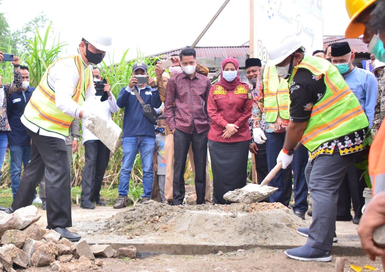 Syahrul Aidi Ma'azat dan Kepala Balai PPW Riau Lakukan Peletakan Batu Pertama Program KotaKu. 