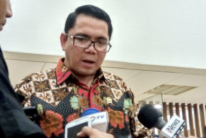 Ramai-Ramai Menyayangkan Arteria Dahlan yang Singgung Bahasa Sunda