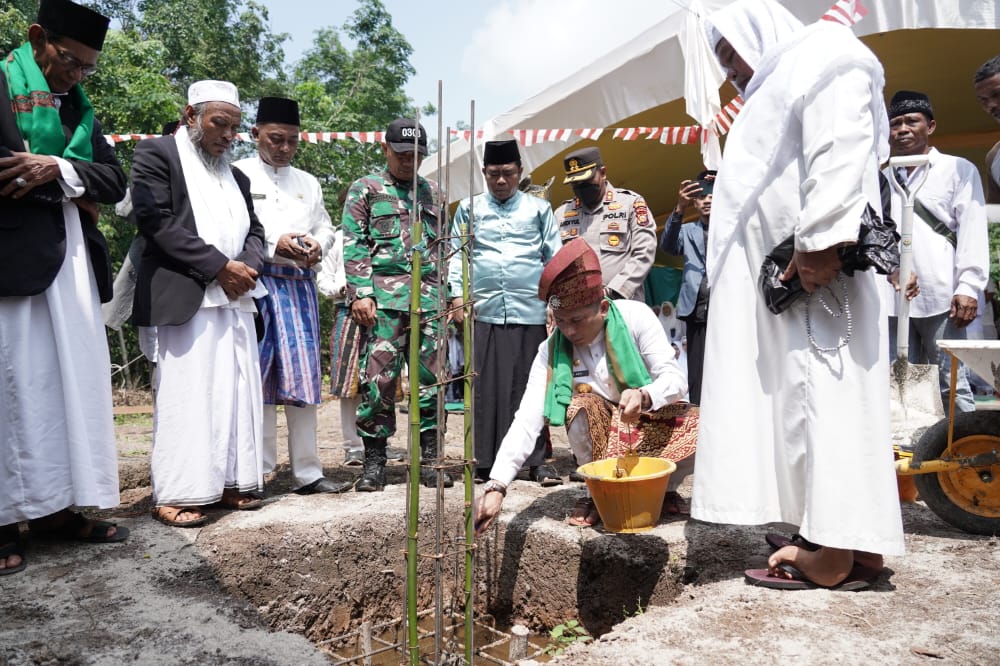 Bupati HM Adil, Selain Letakan Batu Pertama  Juga Bagi-Bagi Bendera Merah Putih di Jalan