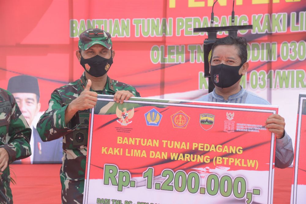 Danrem Serahkan Bantuan Pemerintah Untuk 5 ribu PKL dan Warung di Pekanbaru