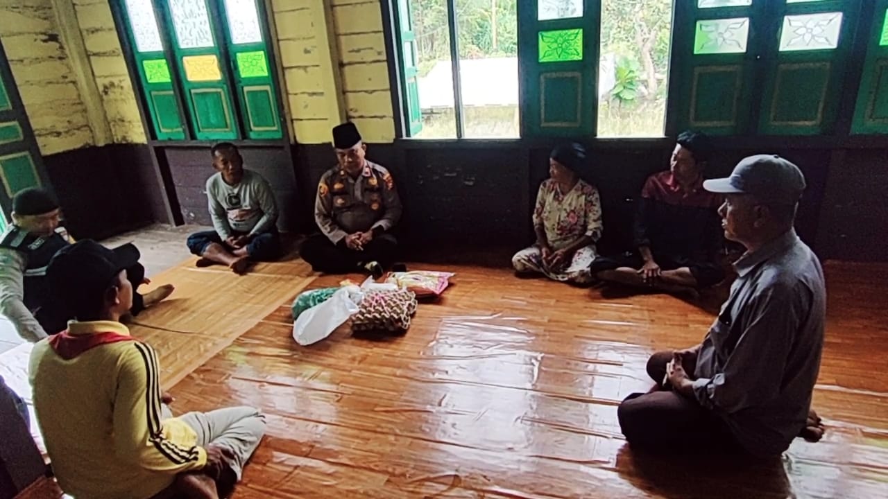 Siswi SD Penderita Penyakit Jantung di Desa Kedabu Rapat dapat Bantuan dari Polsek Rangsang