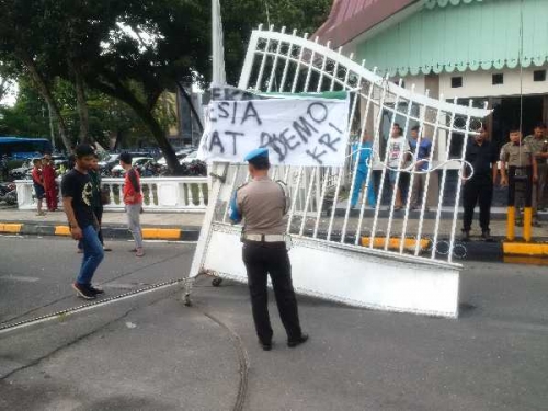 Demo HMI Pekanbaru Tumbangkan Pagar Hingga Duduki Ruang Paripurna DPRD Riau, ini Tuntutannya