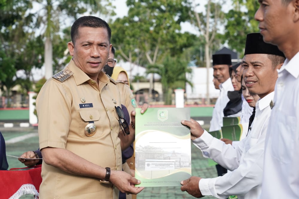 Bupati HM Adil Serahkan Secara Simbolis SK PPPK Kepada Tenaga Pengajar 'Guru' di Meranti