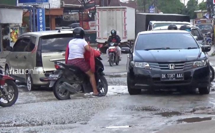 Risnandar Mahiwa Minta Bantuan Pj Gubri untuk Perbaikan Jalan Rusak