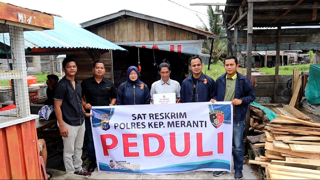 Peduli Masyarakat, Sat Reskrim Polres Meranti Salurkan Bansos