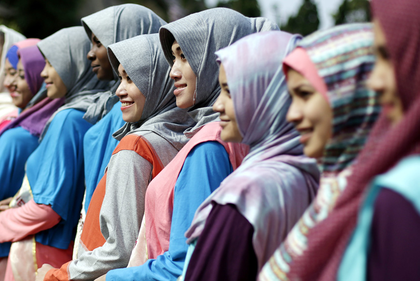 Benarkah Warna Busana Muslimah Harus Serbahitam Polos?