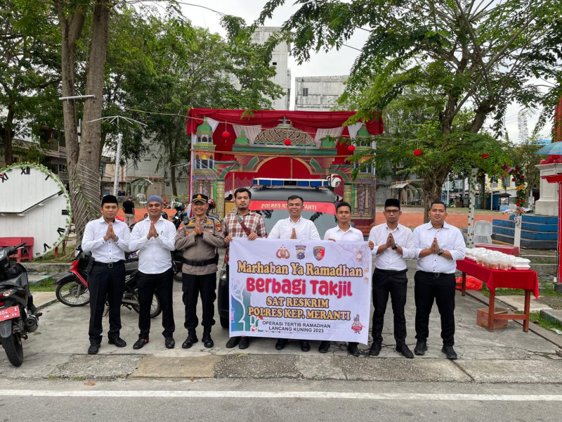 Satreskrim Polres Meranti Bagi-bagi Takjil kepada Masyarakat