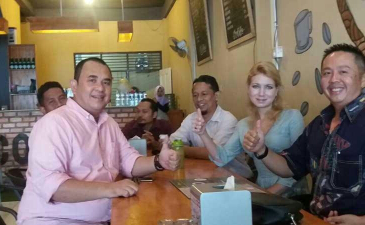 Wartawati  Bule Asal Rusia, Sambangi Kantor PWI Riau