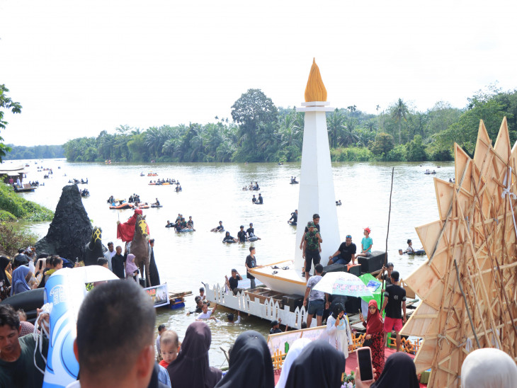 Wakili Bupati Kampar , Camat Bangkinang Bersama Forkopimcam Lepas 8 Sampan Hias Pada Acara Balimau Kasai di Kelurahan Pulau, Bangkinang