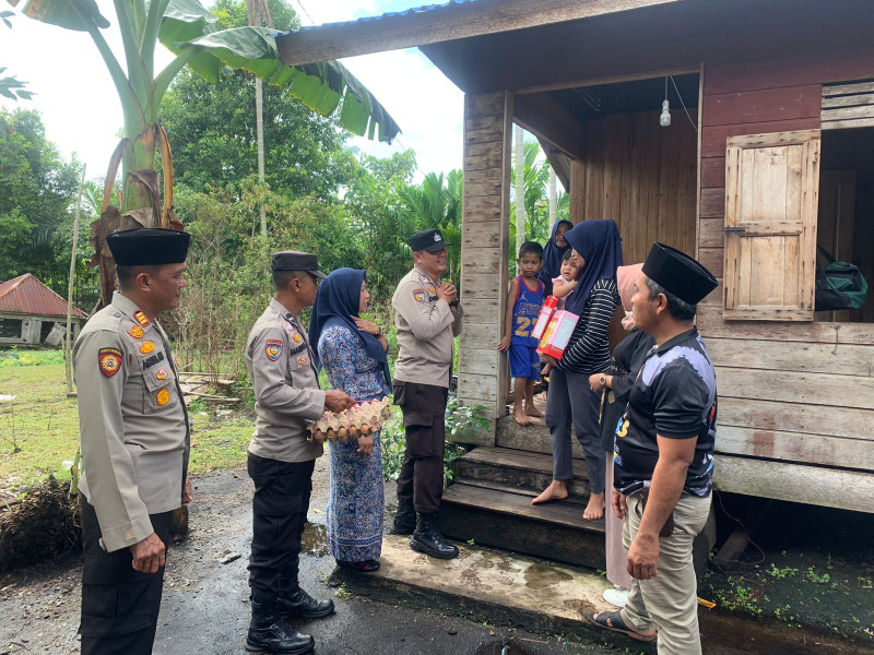 Peduli Atasi Stunting, Polsek Merbau kembali Bantu Dua Balita & Ajak Ciptakan Pemilu Damai