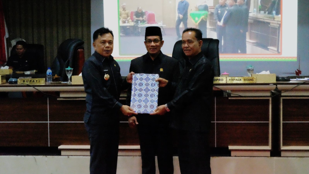 H. Asmar Hadiri Paripurna Penyampaian Rekomendasi DPRD Meranti