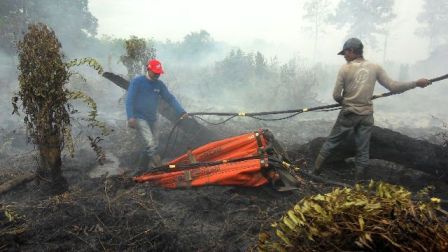 Lakukan Pemadaman Di Riau, Kantong Air Pemadam Api Helikopter Sikorsky Putus