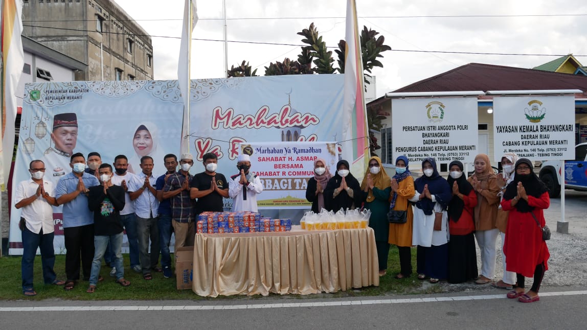 Bersama Komunitas, Wakil Bupati Bagikan 400 Takjil Kepada Petugas On Way dan Masyarakat.