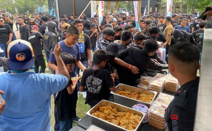 Brimob Polda Riau Dirikan Dapur Lapangan Untuk Suporter PSPS Pekanbaru