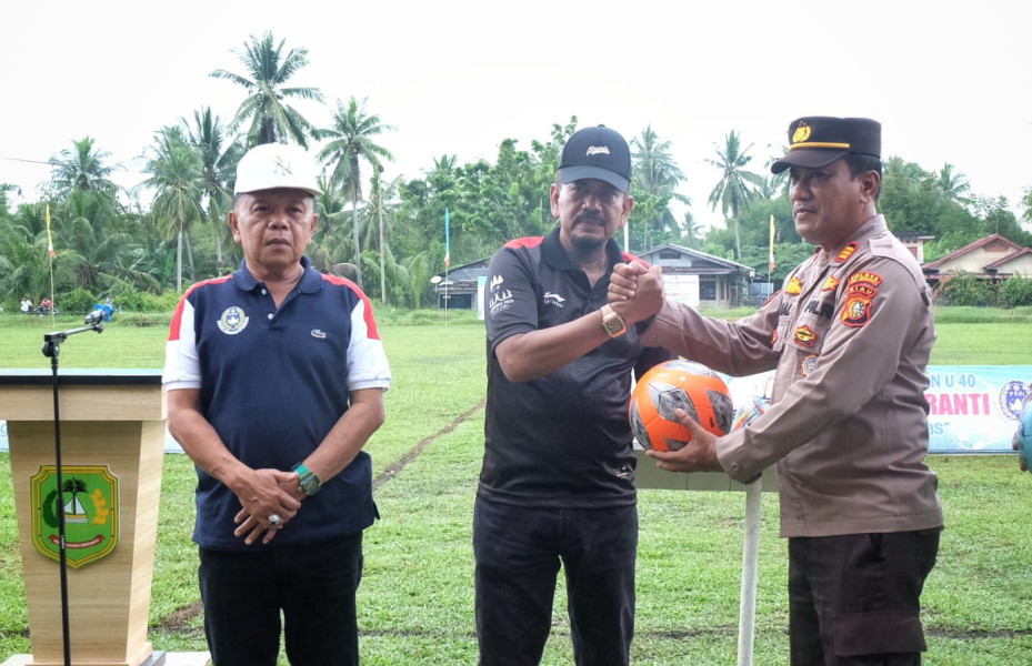 Plt. Bupati H. Asmar Buka Turnamen U 40 Piala Ketua PSSI Meranti 2023