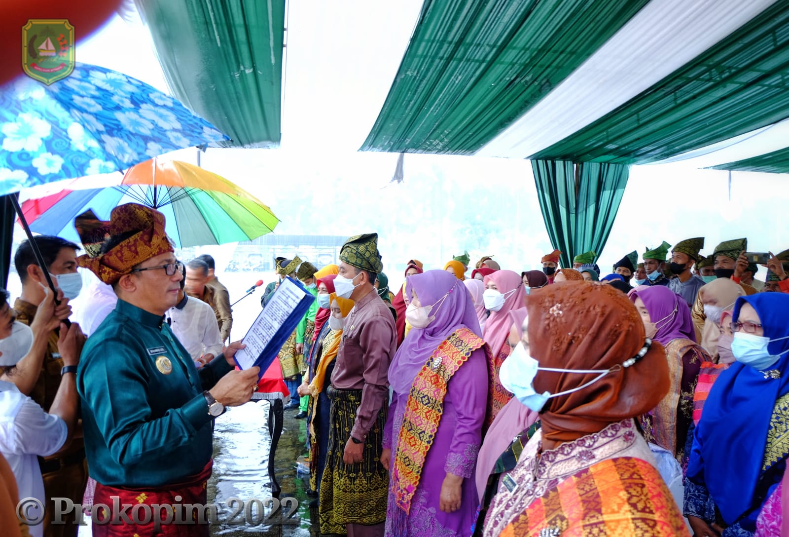 Diguyur Hujan, Diguyur Hujan, Bupati HM Adil Seluruh Kepala Sekolah di Meranti