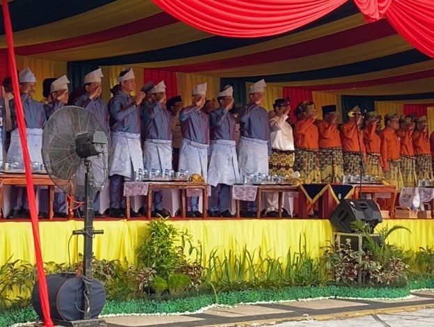 Mantan Gubernur Riau Hadiri Upacara HUT ke-67 Riau