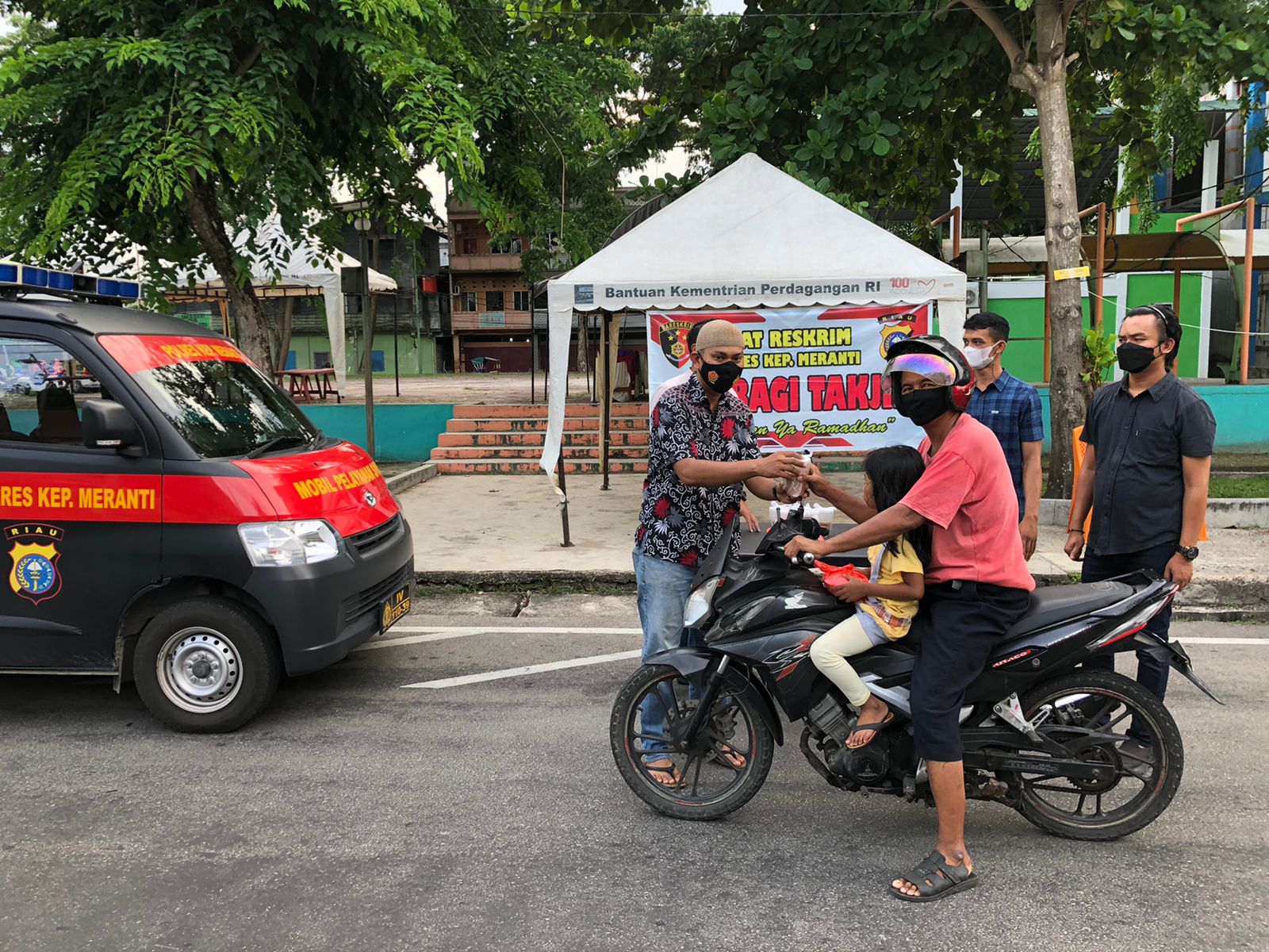 Rutin Setiap Hari, Satreskrim Polres Meranti Berbagi Takjil