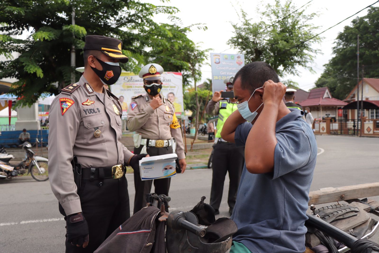 Polisi Bagikan Ratusan Masker dan  Sosialisasi Aturan Lalulintas kepada Masyarakat.
