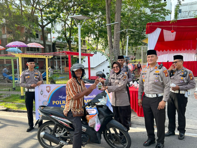 Personel Ops Tertib Ramadan Polres Meranti Bagikan Takjil Gratis kepada Pengguna Jalan