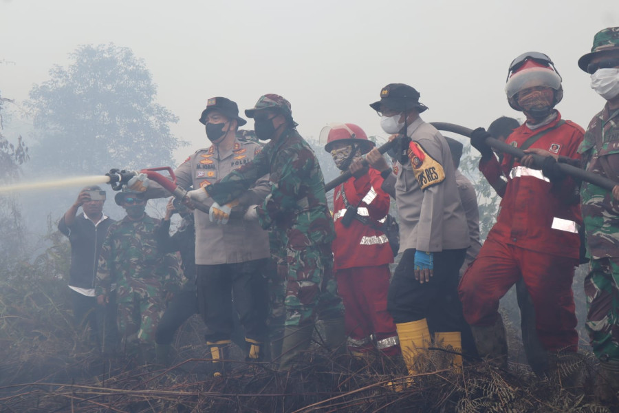 KAPOLDA RIAU IRJEN MOHAMMAD IQBAL Turun Langsung Padamkan Kharhutla