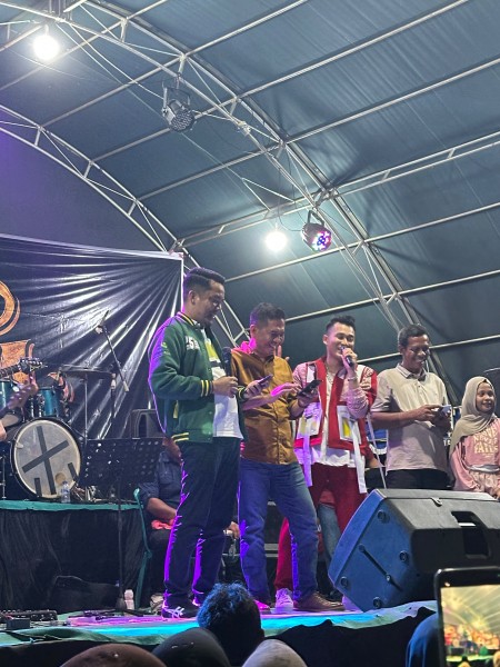 Ribuan Masyarakat Terhibur, Konser Defri Juliant LIDA Meriahkan Puncak HUT Koppsa-M ke-25