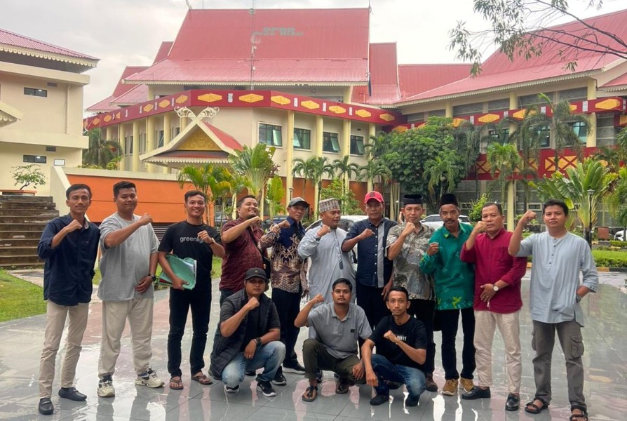 Warga Sungai Jalau Geruduk DPRD Riau, Tuntut Ganti Rugi Dampak Tambang