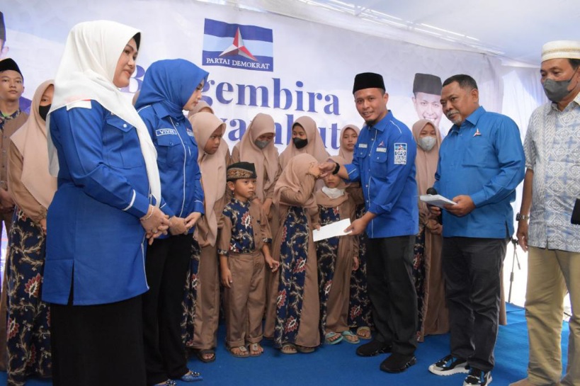 Demokrat Riau Berikan Santunan untuk Anak Yatim