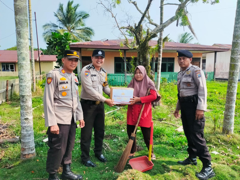 Petugas Kebersihan dapat Bansos Sembako dari Polsek Merbau
