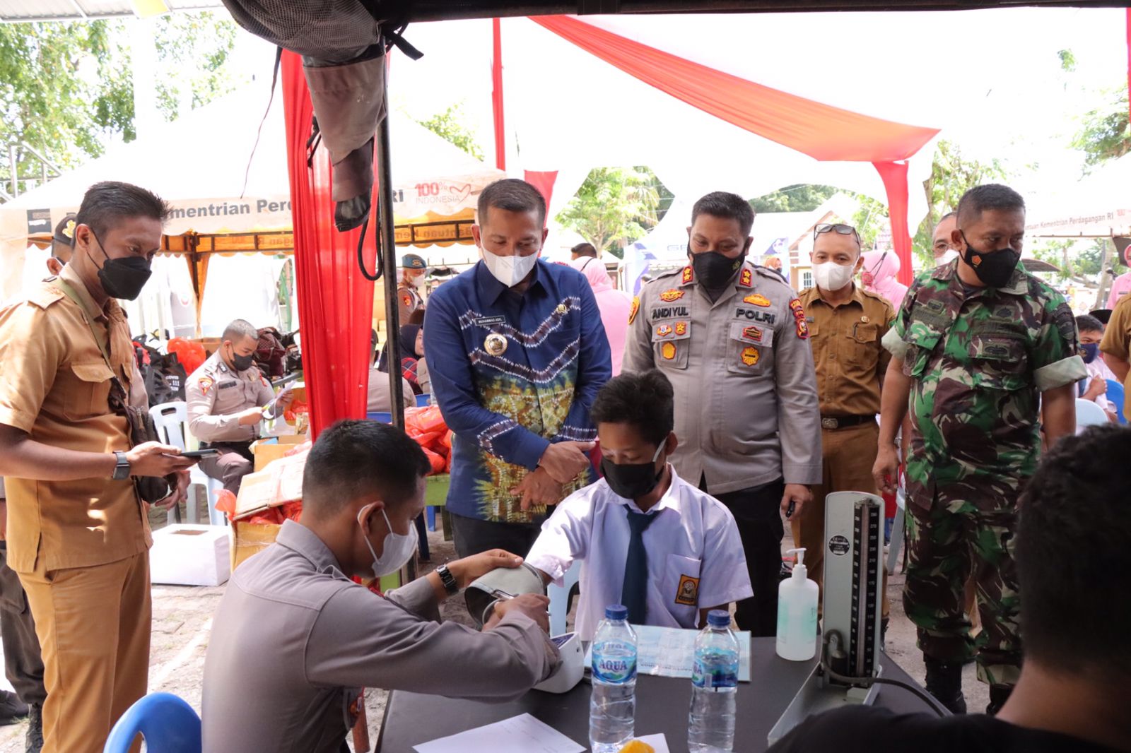 Warga Antusias Ikut Vaksin Massal Serentak Berhadiah di Taman Cikpuan.