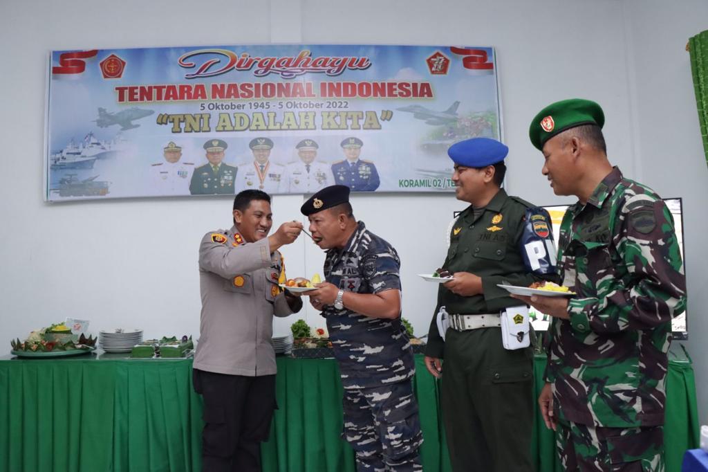 Peringati Ulang Tahun TNI Ke-77, Kapolres Beri Kejutan ke Danramil 02 Tebingtinggi dan Danposal Sela
