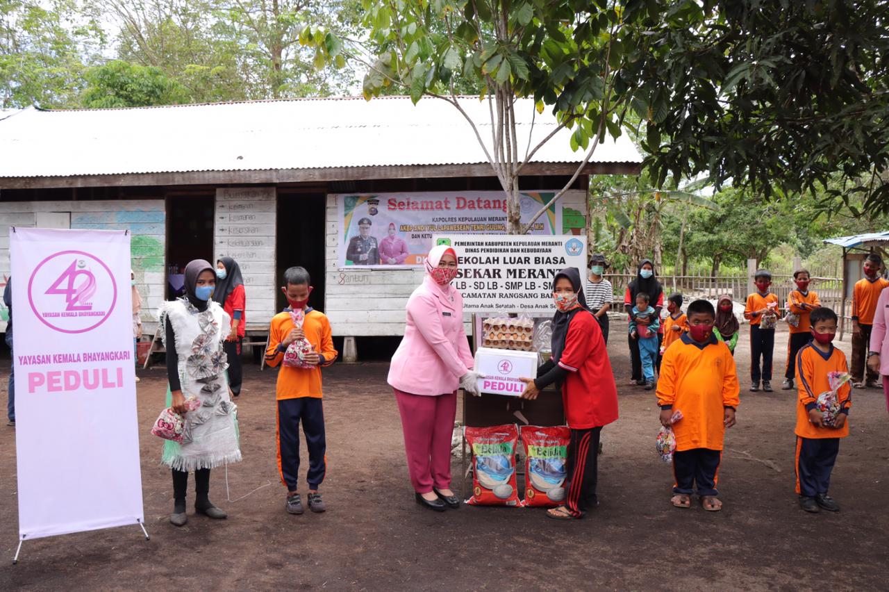 HUT Yayasan Kemala ke-42, Bhayangkari Meranti Gelar Baksos dan Peduli Pendidikan