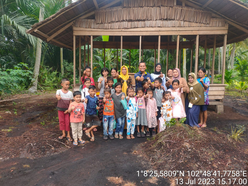 Bhabinkamtibmas Pulau Terluar di Meranti ini Bantu Ajarkan Anak-anak KAT