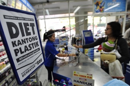 Duit Lagi...Duit Lagi, Di Pekanbaru Akan Diterapkan Kantong Plastik Rp5.000 Lembar