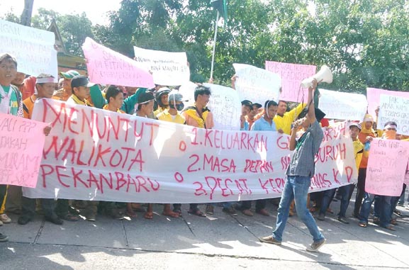 Firdaus Tak Becus Atasi Masalah Sampah, HMI Pekanbaru dan Buruh DKP Demo di Kantor Walikota