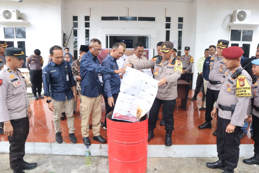 Disaksikan Wakil Pamatwil Zona III Polda Riau, KPU dan Polres Meranti Musnahkan Kelebihan Surat Suara