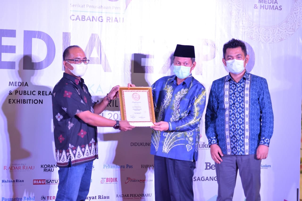 Pj Sekdaprov Riau Hadiri Penutupan Media Expo 2021, Gubri Terima SPS Riau Award 2021