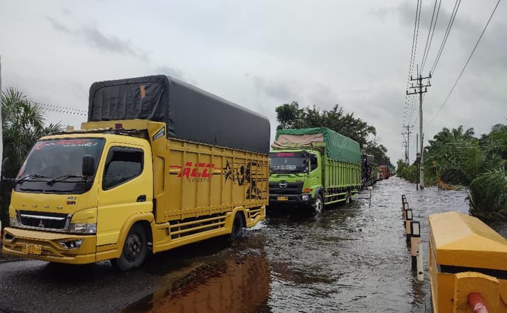 Pangkalan Kerinci Banjir, Ratusan Kendaraan Terjebak Macet hingga 12 Jam
