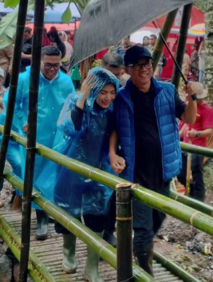 'Sepasang Kekasih' di Jembatan Baduy Kecil saat Peringatan HKSN 2024
